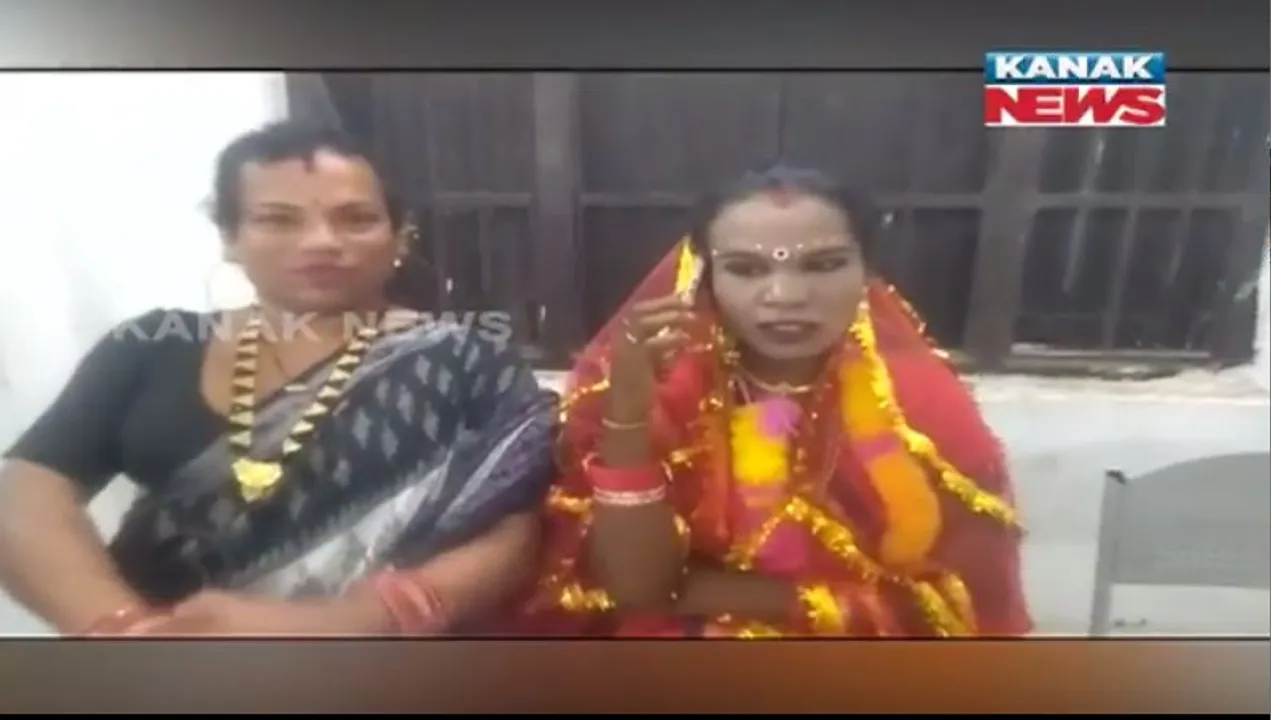  କଳାହାଣ୍ଡିରେ ଚର୍ଚ୍ଚିତ କିନ୍ନର ବାହାଘର ନେଇ ମୁହଁ ଖୋଲିଲେ ସ୍ତ୍ରୀ। କହିଲେ, ବିବାହର ଏକ ବର୍ଷ ପୂର୍ବରୁ ପରିବାର ସହ ଏକାଠି ରହୁଥିଲେ କିନ୍ନର ସଂଗୀତା। 