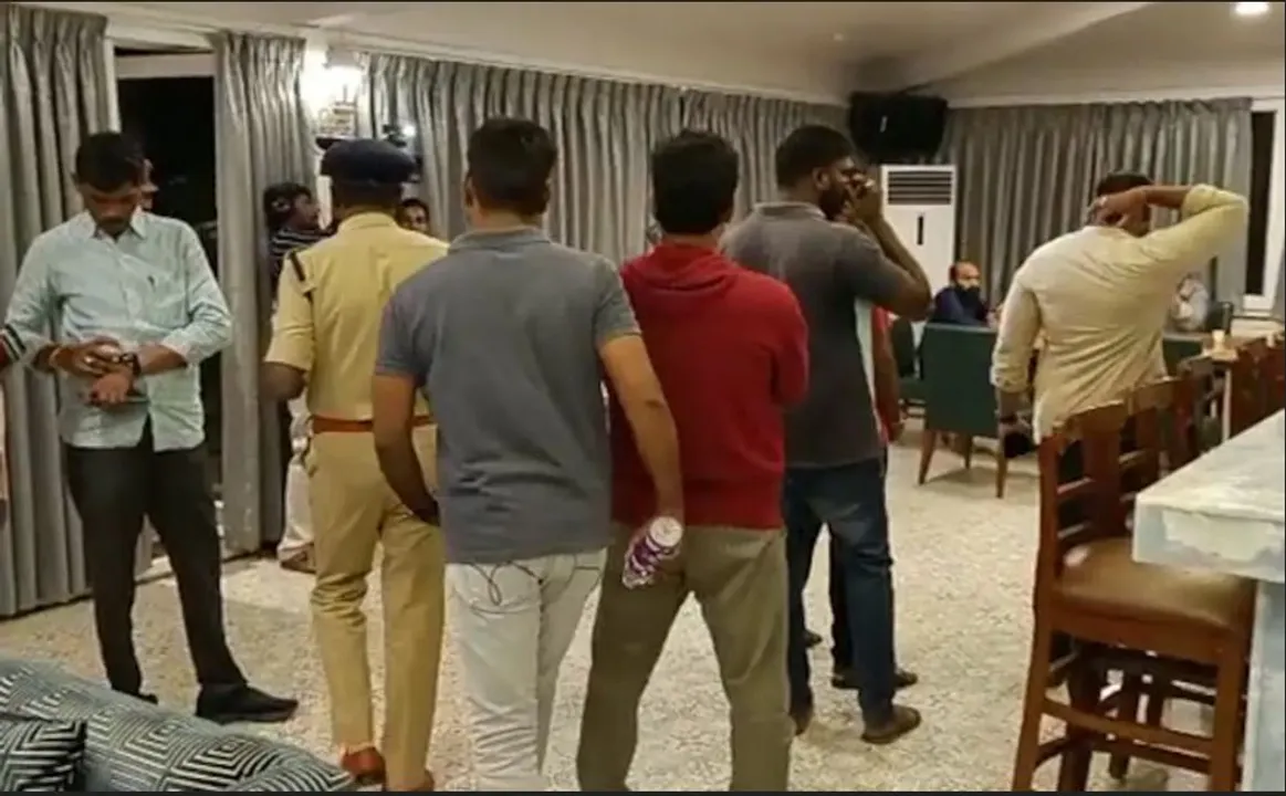  ଟିଆରଏସ ବିଧାୟକଙ୍କୁ ବିଜେପିରେ ସାମିଲ ହେବାକୁ ଅଫର । ଏପରି ଅଫରକୁ ବିରୋଧ କରି ତେଲେଙ୍ଗାନାର ବିଭିନ୍ନ ସ୍ଥାନରେ ହଙ୍ଗମା