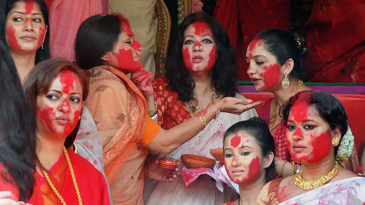  ଦୁର୍ଗାପୂଜାର ଶେଷ ଦିନରେ ବଙ୍ଗୀୟ ପରମ୍ପରାରେ ହେଲା ସିନ୍ଦୂର ଖେଳ । ସଧବା ମହିଳାମାନେ ପରସ୍ପରକୁ ସିନ୍ଦୂର ଲଗାଇ ମାଆଙ୍କୁ ଦେଲେ ବିଦାୟ ।