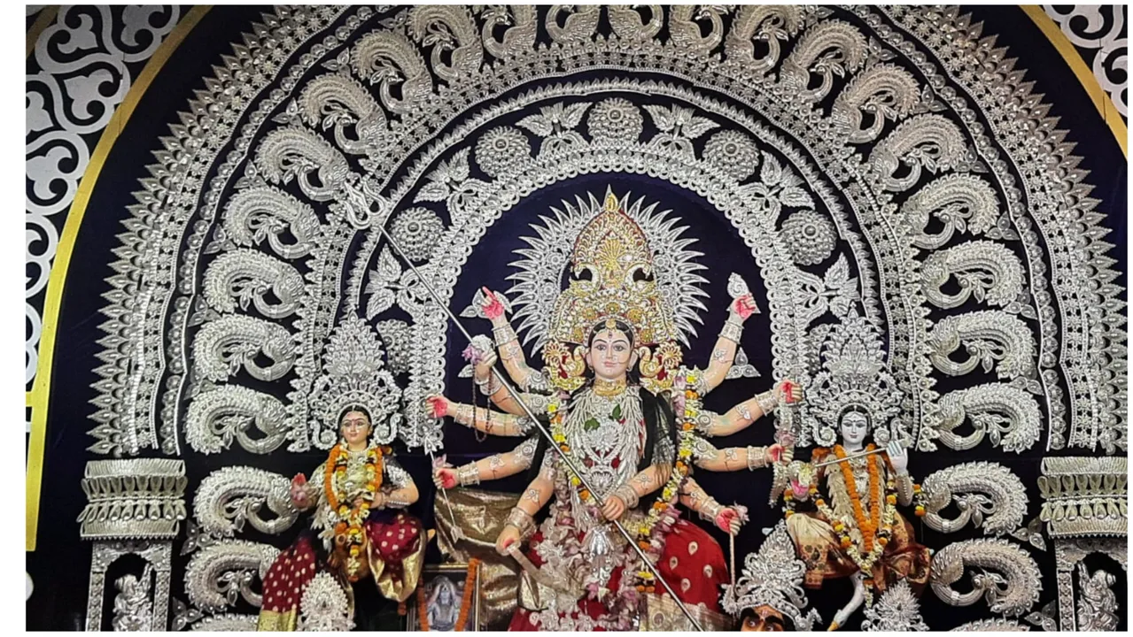  ଆନନ୍ଦ ଉଲ୍ଲାସର ସହ ପାଳିତ ହେଉଛି ବିଜୟା ଦଶମୀ। ପୂଜା ମଣ୍ଡପରେ ମହାମାୟାଙ୍କ ସ୍ୱତନ୍ତ୍ର ପୂଜାର୍ଚ୍ଚନା।