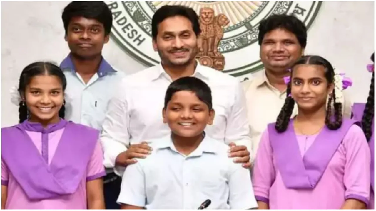  ଆନ୍ଧ୍ର ଛାତ୍ରୀଙ୍କ ଟମ୍ କ୍ରୁଜ ଭଳି ଇଂରାଜୀ ଶୈଳୀ, ସରକାରୀ ସ୍କୁଲ ଛାତ୍ରୀଙ୍କ ଆମେରିକୀୟ ଇଂରାଜୀ କହିବା ଶୈଳୀକୁ ନେଇ ଚର୍ଚ୍ଚା ।