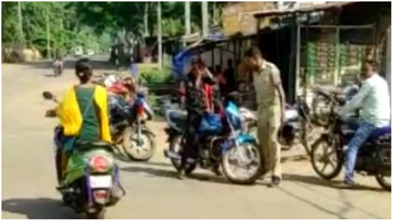  ମାଲକାନଗିରିରେ ପୋଲିସର ଦାଦାଗିରି। ବିଚ୍ ରାସ୍ତାରେ ଯୁବକଙ୍କୁ ମାରିଲେ ଚାପୁଡା।