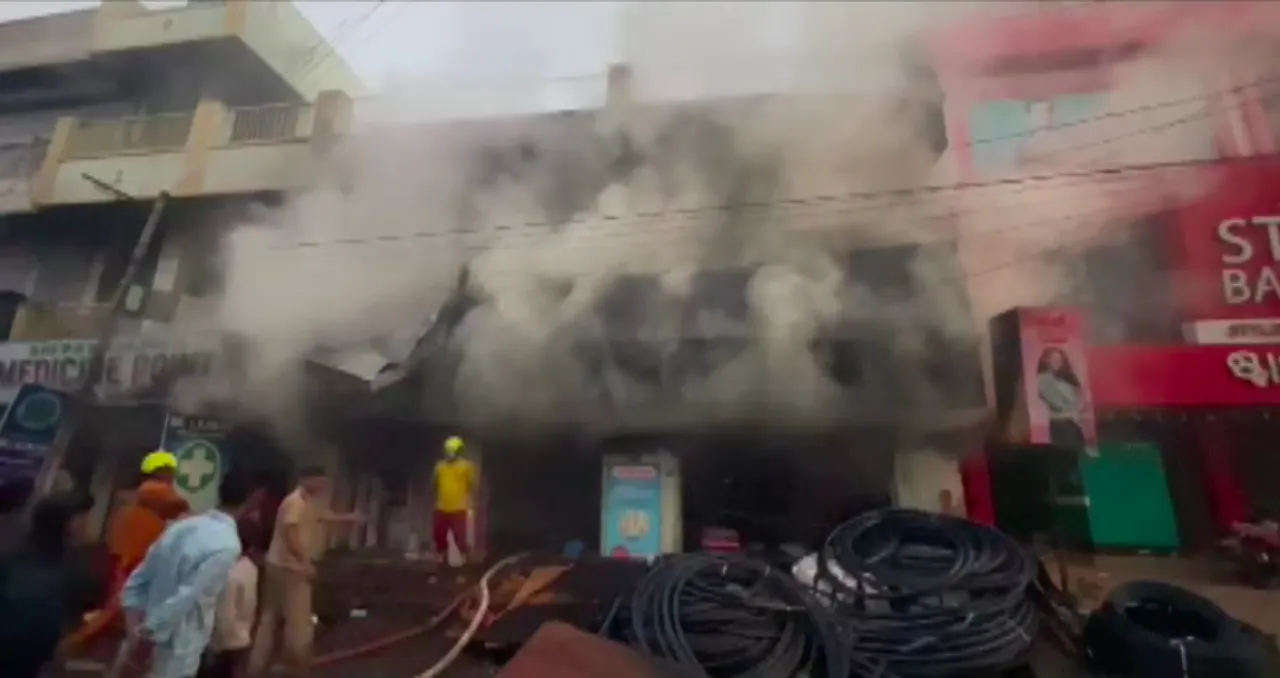  ହାର୍ଡୱେର ଦୋକାନରେ ଅଗ୍ନିକାଣ୍ଡ । କୋଟିଏ ଟଙ୍କାର ସାମଗ୍ରୀ ପୋଡ଼ି ପାଉଁଶ