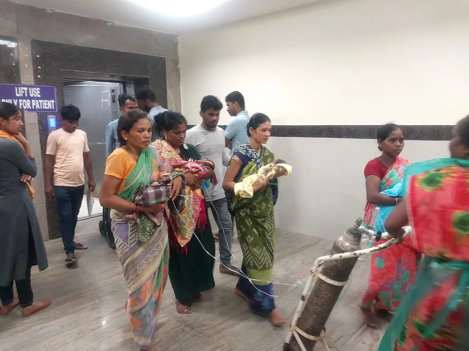  ସ୍ୱାସ୍ଥ୍ୟସେବାର ବିକଳ ଚିତ୍ର । ଗୋଟିଏ ସିଲିଣ୍ଡରରୁ ତିନି ଶିଶୁଙ୍କୁ ଅକ୍ସିଜେନ୍ ।