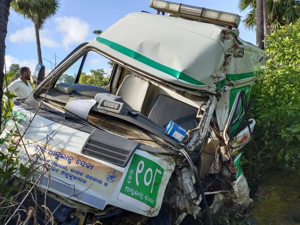  ଗଛରେ ପିଟିହେଲା ଆମ୍ବୁଲାନ୍ସ : ରୋଗୀ ସହ ହେଲପର ମୃତ, ୩ଆହତ