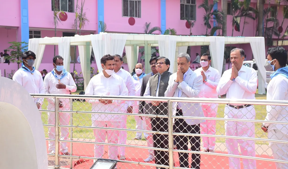  ହାଇକୋର୍ଟ ମୁଖ୍ୟ ବିଚାରପତିଙ୍କ ସହ ୫ଟି ସଚିବଙ୍କ ଫଟୋ ଭାଇରାଲ ପ୍ରସଙ୍ଗ । ସ୍ପଷ୍ଟୀକରଣ ରଖିଲେ ହାଇକୋର୍ଟ ରେଜିଷ୍ଟାର ।