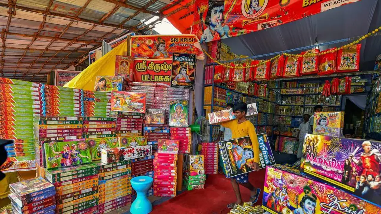  ବାଣ ବଜାରକୁ ବାତ୍ୟା ଭୟ : ବିିଭିନ୍ନ ସହରରେ ପସରା ମେଲିଥିବା ବାଣ ବଜାରରେ ମାନ୍ଦାବସ୍ତା; ମହଙ୍ଗା ଦର ଓ ବାତ୍ୟା ଖବରକୁ ନେଇ ଆଶଙ୍କାରେ ବ୍ୟବସାୟୀ