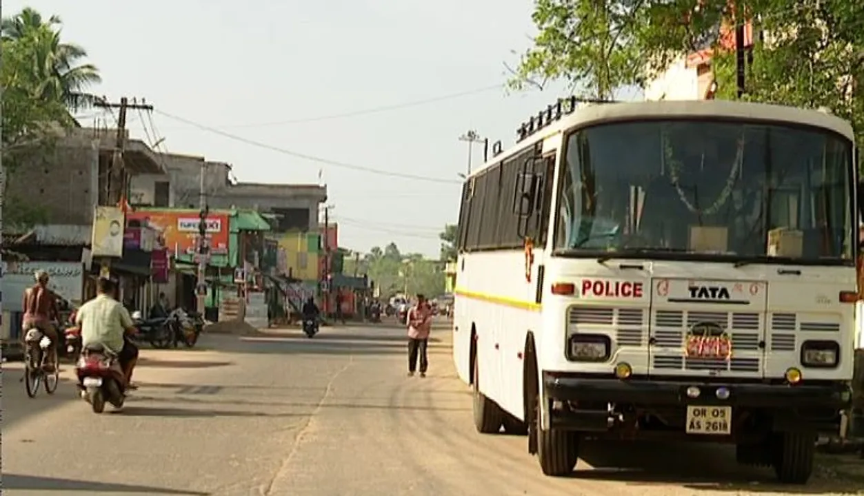  ପୁଲିସ ଛାଉଣୀରେ ପରିଣତ ହେଲା ଚାନ୍ଦୁଆ ସହର ପିପିଲି । ଗୁଳିମାଡ ପରେ ବୋମାମାଡ ଯୋଗୁ ବଢୁଛି ଉତ୍ତେଜନା ।