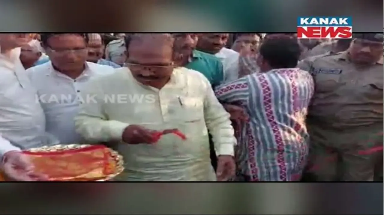  ସମ୍ବଲପୁର ଫ୍ଲାଏଓଭର ଉଦଘାଟନ ବେଳେ ରାଜନୈତିକ ଡ୍ରାମା। ମନ୍ତ୍ରୀଙ୍କ ପୂର୍ବରୁ ଫିତା କାଟି ଦେଲେ ବିରୋଧୀ ଦଳ ନେତା ଜୟ ନାରାୟଣ ମିଶ୍ର।