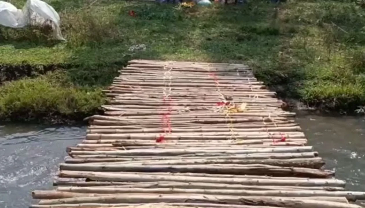  ବିପଦସଙ୍କୁଳ ଅବସ୍ଥାରେ ନଦୀ ପାର ହେଉଛନ୍ତି ଗାଁ ଲୋକ । ନଦୀରେ ନିର୍ମାଣ କରିଛନ୍ତି ଅସ୍ଥାୟୀ କାଠ ପୋଲ । 