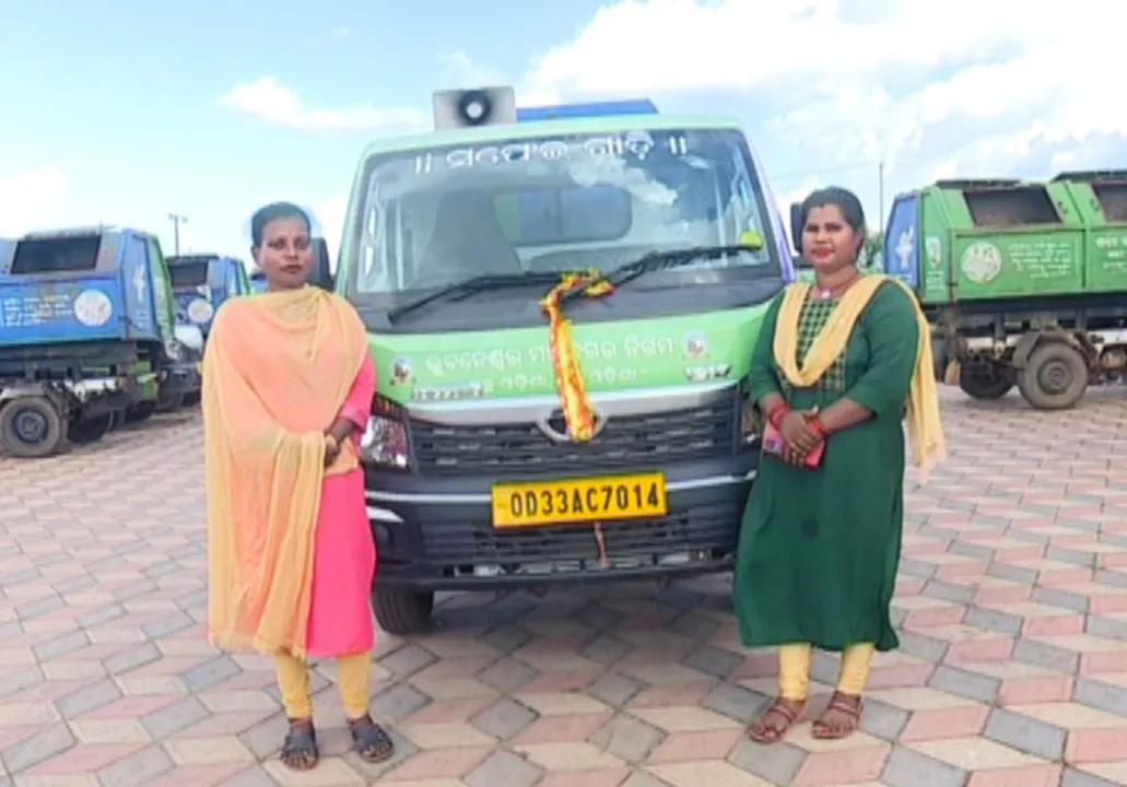  ସ୍ୱାବଲମ୍ବନ କ୍ଷେତ୍ରରେ ଆଉ ଏକ ମାଇଲ୍ ଖୁଣ୍ଟ : ମହିଳା ଚଳାଉଛନ୍ତି ଆବର୍ଜନା ଗାଡି; ସ୍ୱାମୀଙ୍କ ସହ କାନ୍ଧ ଦେଇ ଚଳାଉଛନ୍ତି ପରିବାର