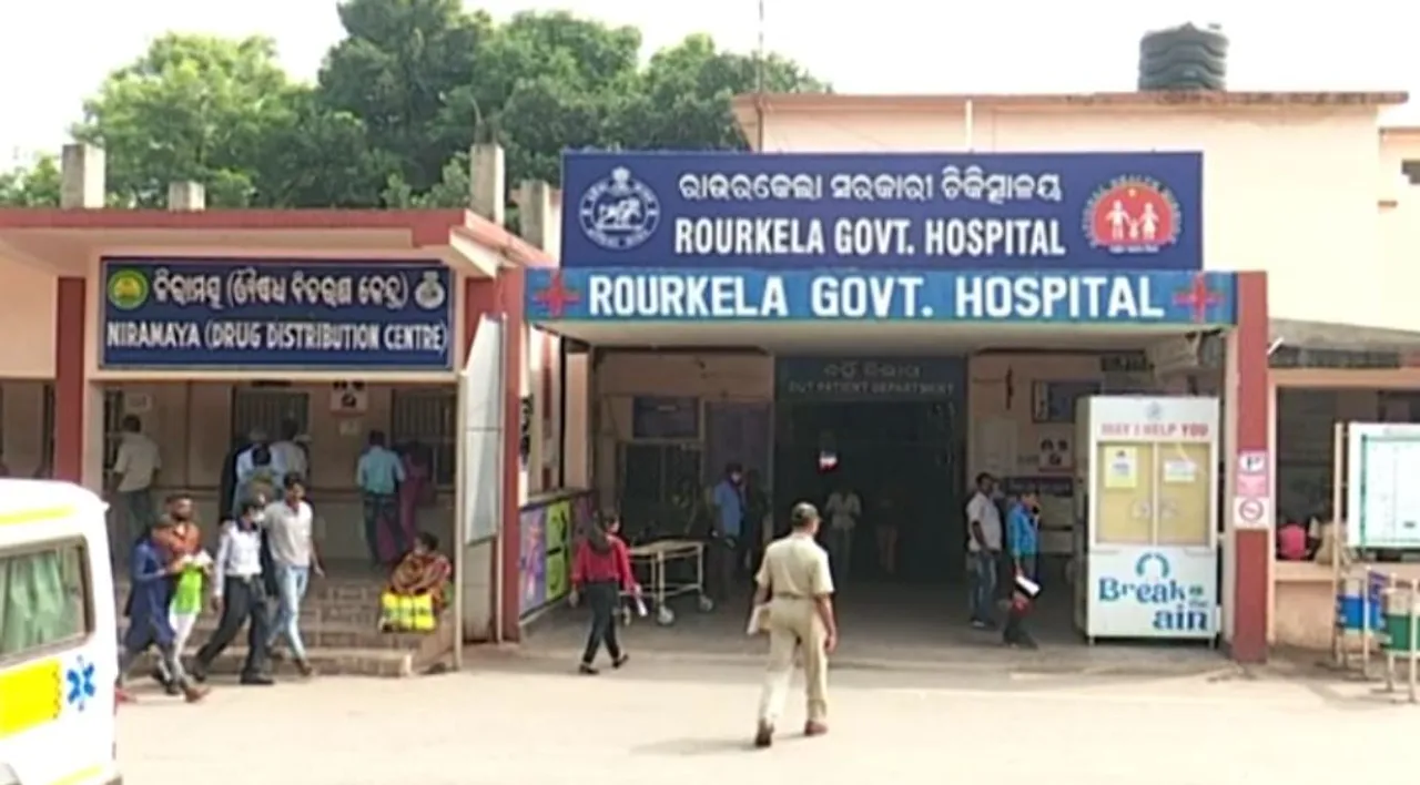  ବେଡରେ ନୁହେଁ ଚଟାଣରେ ଚାଲିଛି ଚିକିତ୍ସା । ବେଡ ନଥିବାରୁ ତଳେ ଶୋଇ ଚିକିତ୍ସିତ ହେଉଛନ୍ତି ରୋଗୀ ଓ ପ୍ରସୂତି