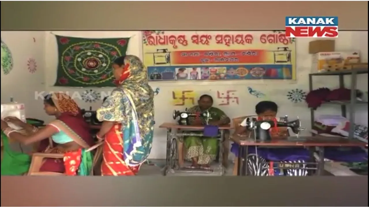  କେନ୍ଦ୍ରାପଡ଼ାରେ ଏସଏଚଜି ମହିଳାଙ୍କ ନିଆରା ଉଦ୍ୟମ । ସ୍କୁଲ ପୋଷାକ, ଚାନ୍ଦୁଆ ଓ ମାସ୍କ ତିଆରି ସ୍ୱାବଲମ୍ବୀ ହେଉଛନ୍ତି ମହିଳା