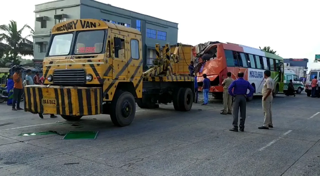  ପୁରୀ ଯାଉଥିବା ବେଳେ ଦୁର୍ଘଟଣା ! ତୀର୍ଥଯାତ୍ରୀ ବସକୁ ଧକ୍କା ଦେଲା କଣ୍ଟେନର, ୪ ଗୁରୁତର