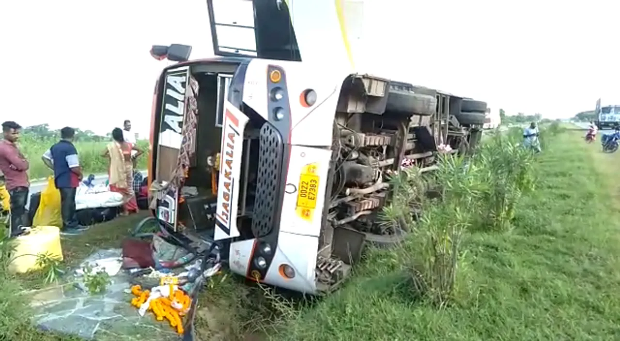  ଭାରସାମ୍ୟ ହରାଇ ଓଲଟିଲା ଯାତ୍ରୀବାହୀ ବସ୍ : ୨୦ରୁ ଅଧିକ ଲୋକ ସାମାନ୍ୟ ଆହତ; ଡ୍ରାଇଭର ଓ ହେଲପର ଫେରାର