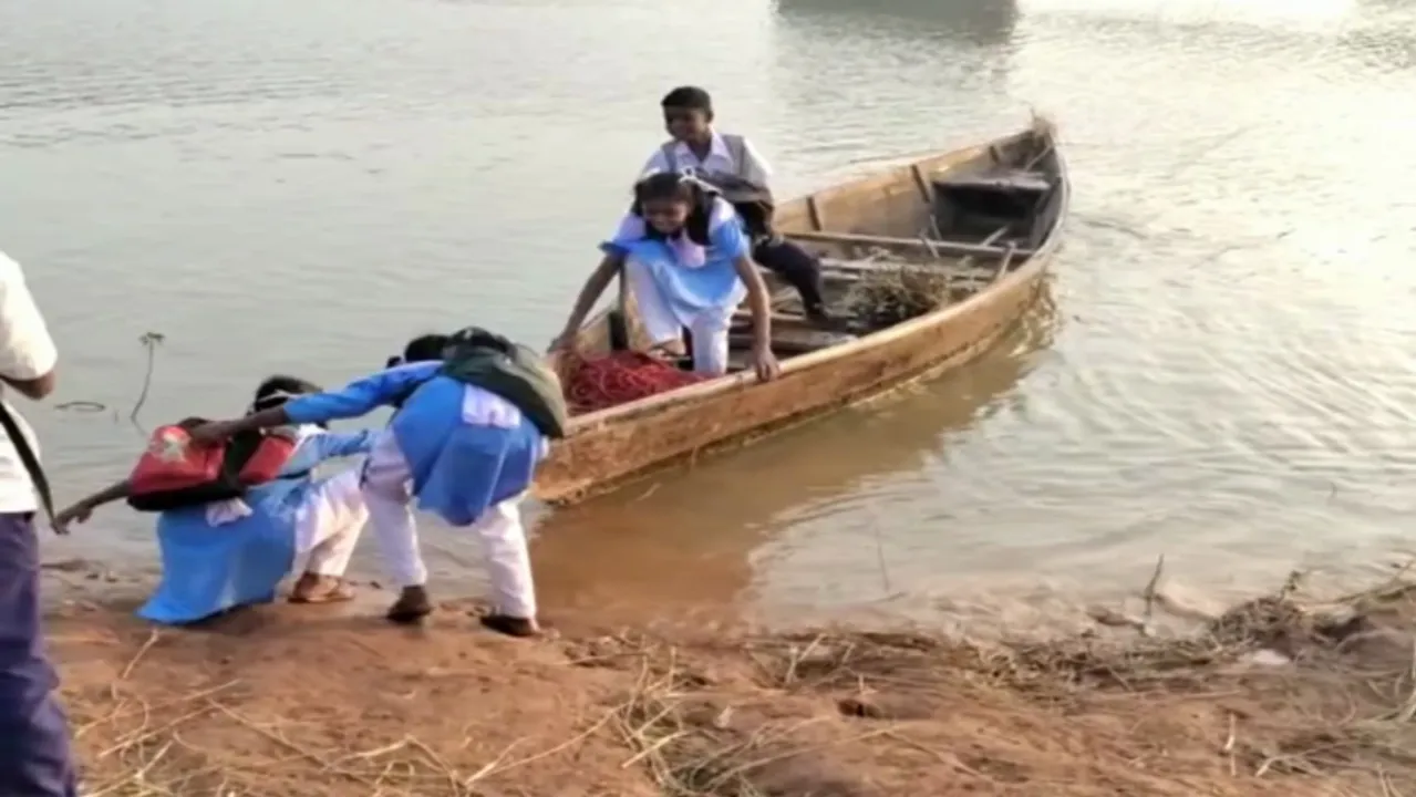 ଛାତ୍ରଛାତ୍ରୀଙ୍କ ବିପଦପୂର୍ଣ୍ଣ ନୌକାଯାତ୍ରା: ଡଙ୍ଗାରେ ନଦୀ ପାର ହେଲେ ସ୍କୁଲରେ ପହଞ୍ଚୁଛନ୍ତି ଛାତ୍ରଛାତ୍ରୀ