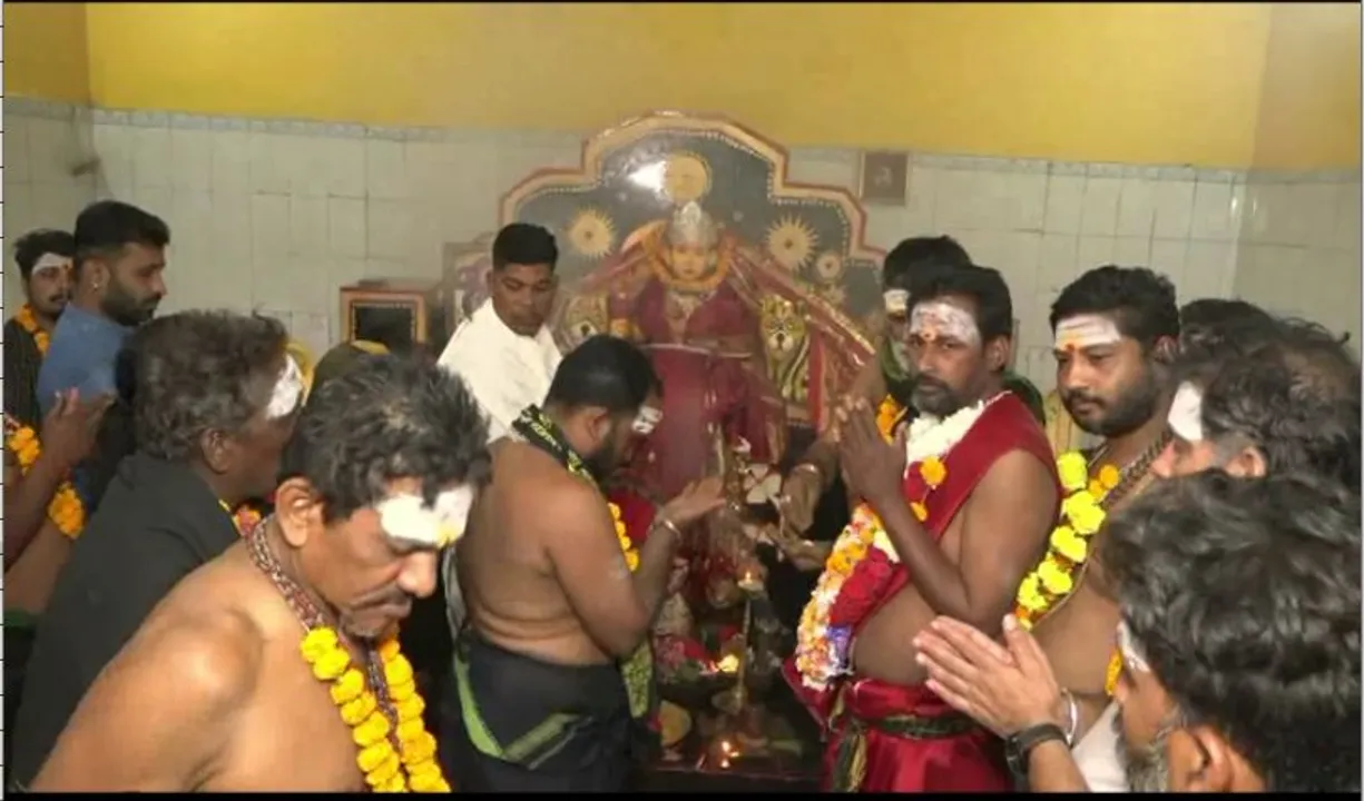  ଉମରକୋଟ ବୈଦ୍ୟନାଥଙ୍କ ମନ୍ଦିର ପ୍ରାଙ୍ଗଣରେ ନିଆଁରେ ଚାଲିଲେ ଶ୍ରଦ୍ଧାଳୁ। ୨ ହଜାରରୁ ଅଧିକ ଭକ୍ତ ସାମିଲ।