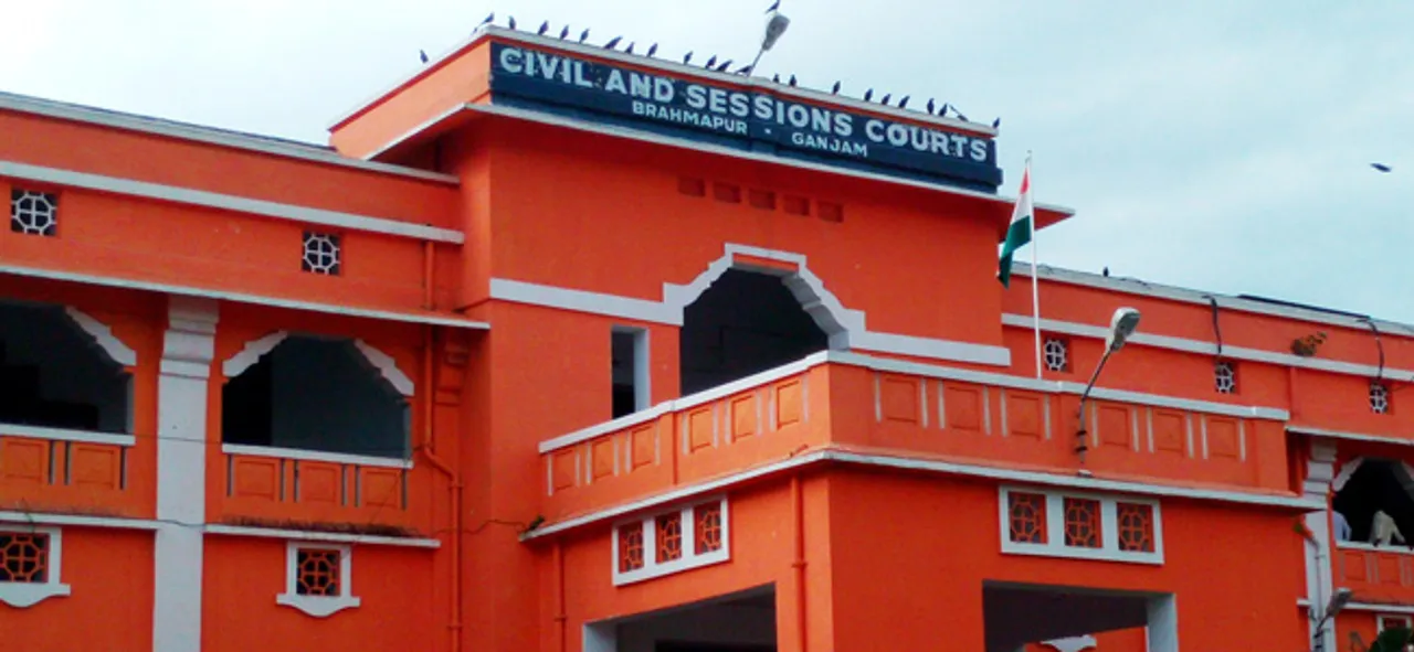  କୋର୍ଟ ଭିତରେ ଜଜଙ୍କୁ ଛୁରା ଦେଖାଇଲେ ଯୁବକ। ପଢନ୍ତୁ ପୂରା ଘଟଣା...