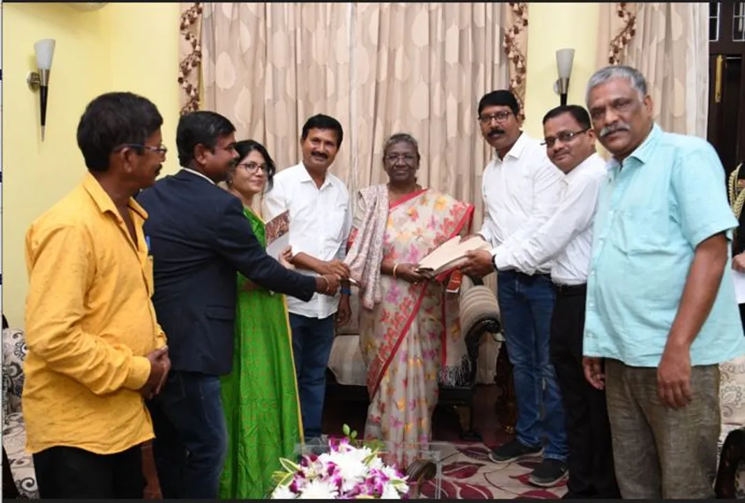  ରାଷ୍ଟ୍ରପତିଙ୍କୁ ସୌଜନ୍ୟମୂଳକ ସାକ୍ଷାତ କଲେ ସିଦ୍ଧି ବିନାୟକ ଶିକ୍ଷାନୁଷ୍ଠାନର ସଦସ୍ୟ। ରାଜଭବନରେ ମହାମହିମଙ୍କୁ ପ୍ରଦାନ କଲେ ଉପଢୌକନ।