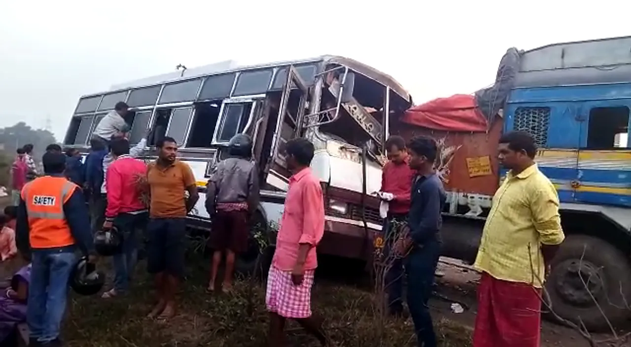  ଟ୍ରକକୁ ପଛରୁ ପିଟିଲା ଯାତ୍ରୀବାହୀ ବସ୍ : ଜଣେ ଯାତ୍ରୀଙ୍କ ମୃତ୍ୟୁ ହୋଇଥିବା ବେଳେ ୧୦ ଆହତ
