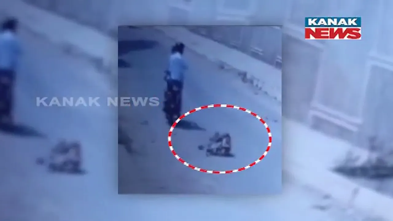  ଦିନ ଦ୍ୱିପ୍ରହରରେ ଗଞ୍ଜାମ ଖଲ୍ଲିକୋଟରେ ମହିଳାଙ୍କ ଠାରୁ ଲୁଟ୍। ସିସିଟିଭିର କଏଦ ହେଲା ଲୁଟ୍ ସମୟର ଚିତ୍ର।