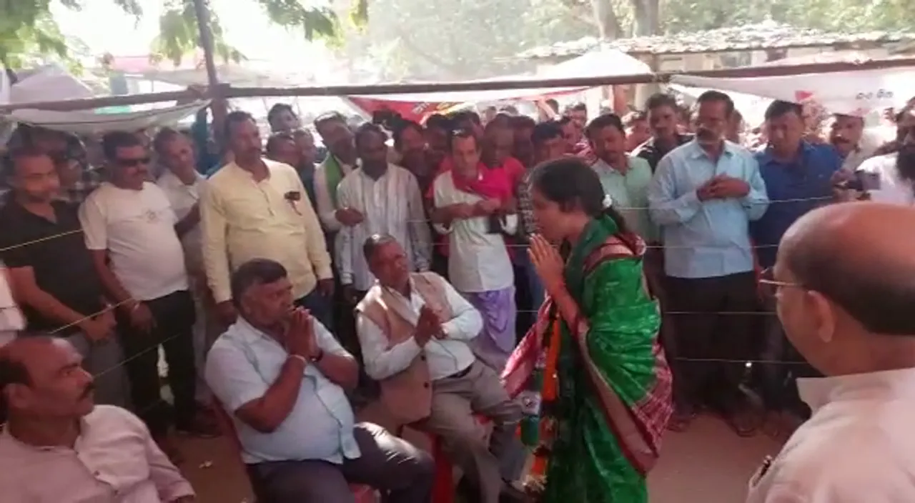  ଚାଷୀ ନେତାଙ୍କ ଠାରୁ ଆଶୀର୍ବାଦ ନେଇ ନାମାଙ୍କନପତ୍ର ଦାଖଲ କଲେ ବିଜେଡି ପ୍ରାର୍ଥୀ ବର୍ଷା ବରିହା, ଚାଷୀ ନେତା କହିଲେ... । 