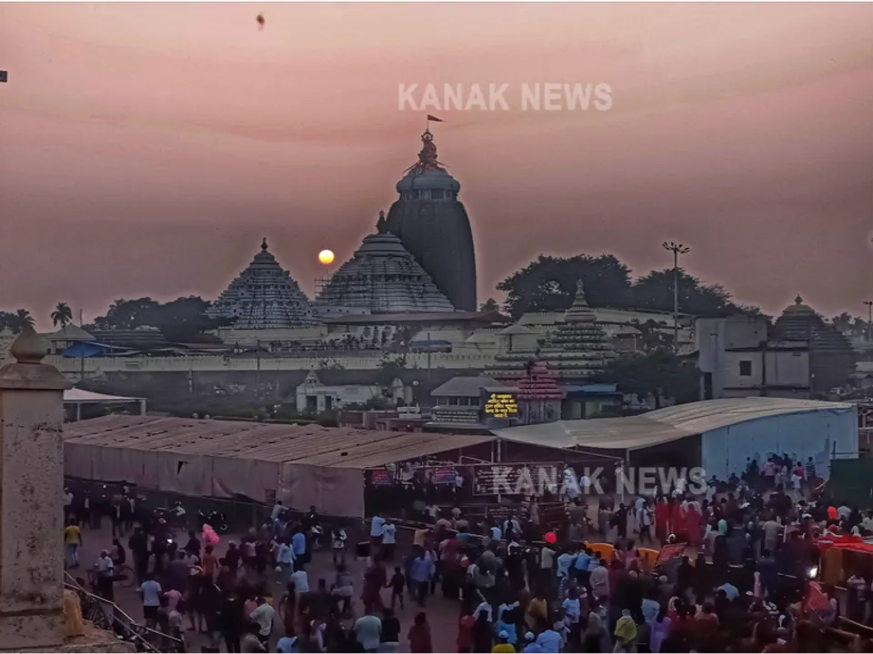  ବର୍ଷର ଶେଷ ଦିନରେ ପୁରୀ ଶ୍ରୀମନ୍ଦିରରେ ପ୍ରବଳ ଭିଡ । ଶ୍ରୀଜିଉଙ୍କ ଦର୍ଶନ ପାଇଁ ବଡ଼ଦାଣ୍ଡ ପାଲଟିଲା ଜନସମୁଦ୍ର, ପୁରୀରେ କଡା ସୁରକ୍ଷା ବ୍ୟବସ୍ଥା ।