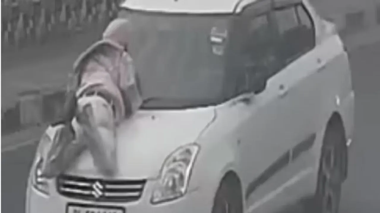  ହର୍ଣ୍ଣ ବଜାଇବାକୁ ନେଇ କାର୍ ଦେଲା ଧକ୍କା, ଯୁବକଙ୍କୁ ଅଧ କିଲୋମିଟର ପର୍ଯ୍ୟନ୍ତ ଘୋଷାଡି ନେଲା କାର । ଦିଲ୍ଲୀରୁ ଆସିଲା ଛାତି ଥରାଇ ଦେବା ଭଳି ଘଟଣା ।