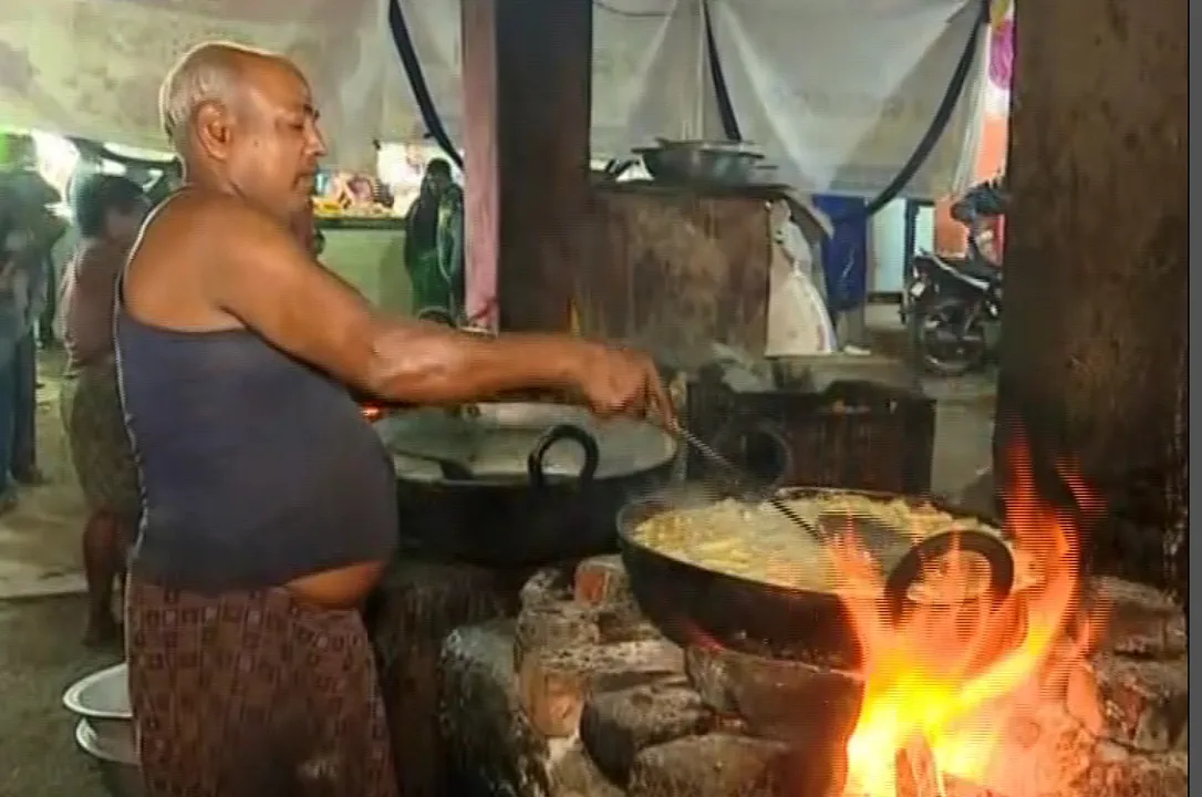  ମକର ସଂକ୍ରାନ୍ତି ପାଇଁ ଚାରିଆଡେ ଉତ୍ସାହର ମାହୋଲ । ବାଲେଶ୍ୱର, ମୟୁରଭଞ୍ଜରେ ଜମୁଛି ଉତ୍ସବ । ମେଳାରେ ମିଳୁଛି ଭଳିକି ଭଳି ୫୦ରୁ ଅଧିକ ପ୍ରକାରର ମିଠା