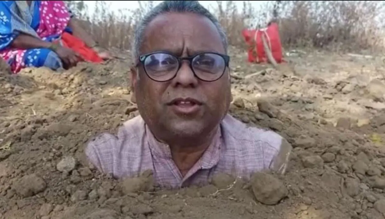  ଚାଷୀଙ୍କ ଅଜବ ପ୍ରତିବାଦ । ନିଜକୁ ମୁଣ୍ଡଯାଏଁ ପୋତିଦେଲେ