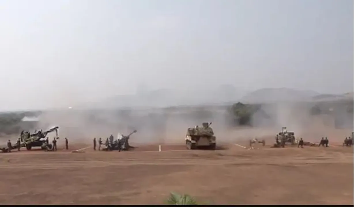  ମହାରାଷ୍ଟ୍ରରେ ସେନା କରୁଛି ସମରଭ୍ୟାସ ତୋପଚୀ। ପରାକ୍ରମ ଦେଖାଇଲା କେ ନାଇନ ବଜ୍ର, ଧନୁଷ ସିଷ୍ଟମ।