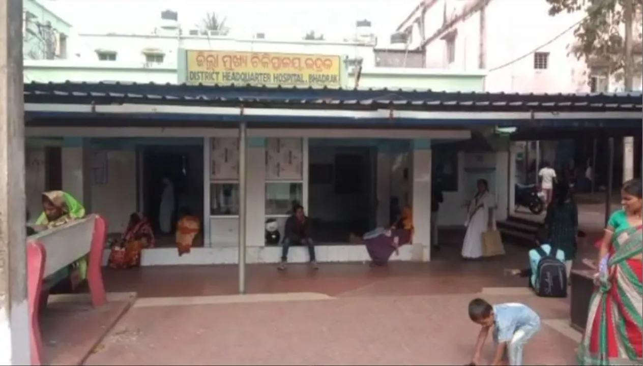  ଭଦ୍ରକ ମୁଖ୍ୟ ଚିକିତ୍ସାଳୟରେ ନକଲି ଡାକ୍ତର। ବେକରେ ଷ୍ଟେଥୋ ସ୍କୋପ୍ ପକାଇ ବୁଲୁଥିଲେ ୱାର୍ଡ। 