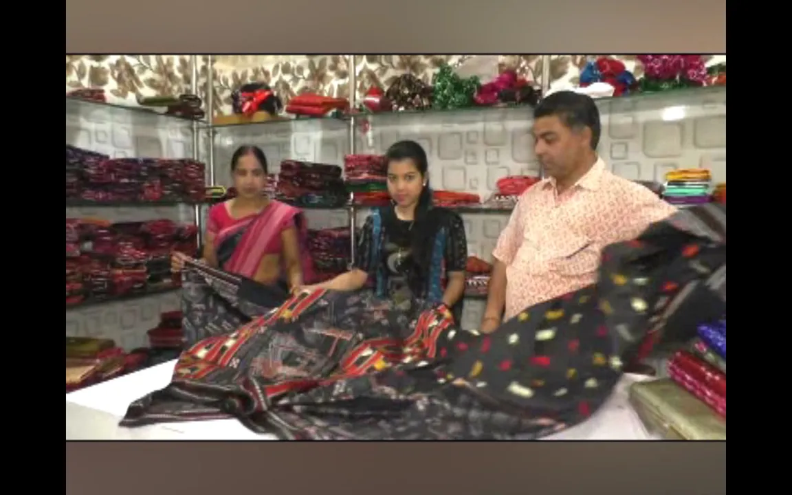  ମେସିନ ତିଆରି ଶାଢି ଅପେକ୍ଷା ଆଦୃତ ହେଉଛି ହାତବୁଣା ଶାଢି , ବିଭିନ୍ନ ଡିଜାଇନ ପାଇଁ ବଢୁଛି ଲୋକପ୍ରିୟତା
