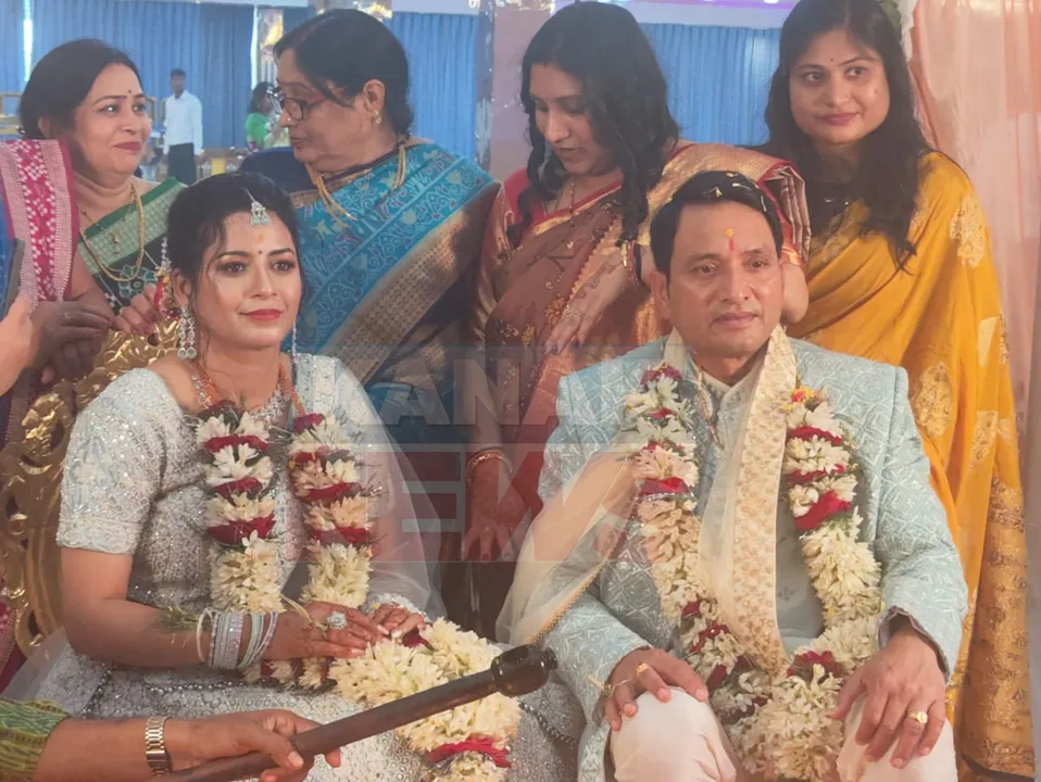  ବିବାହ ବନ୍ଧନରେ ବାନ୍ଧିହେଲେ ବିଜେଡି ବିଧାୟକ ଦିବ୍ୟଶଙ୍କର ମିଶ୍ର । ପ୍ରିୟଙ୍କା ଅଗସ୍ତିଙ୍କୁ କଲେ ଦ୍ୱିତୀୟ ବିବାହ ।