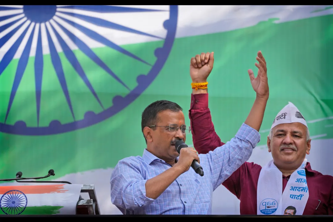  ସିବିଆଇ କାର୍ଯ୍ୟାଳୟରେ ସିସୋଦିଆ । କେଜ୍ରିୱାଲ କହିଲେ ଚିନ୍ତା କରନି ମନୀଷ, ପରିବାର ସାଥୀରେ ଆମେ ଛିଡା ହେବୁ ।