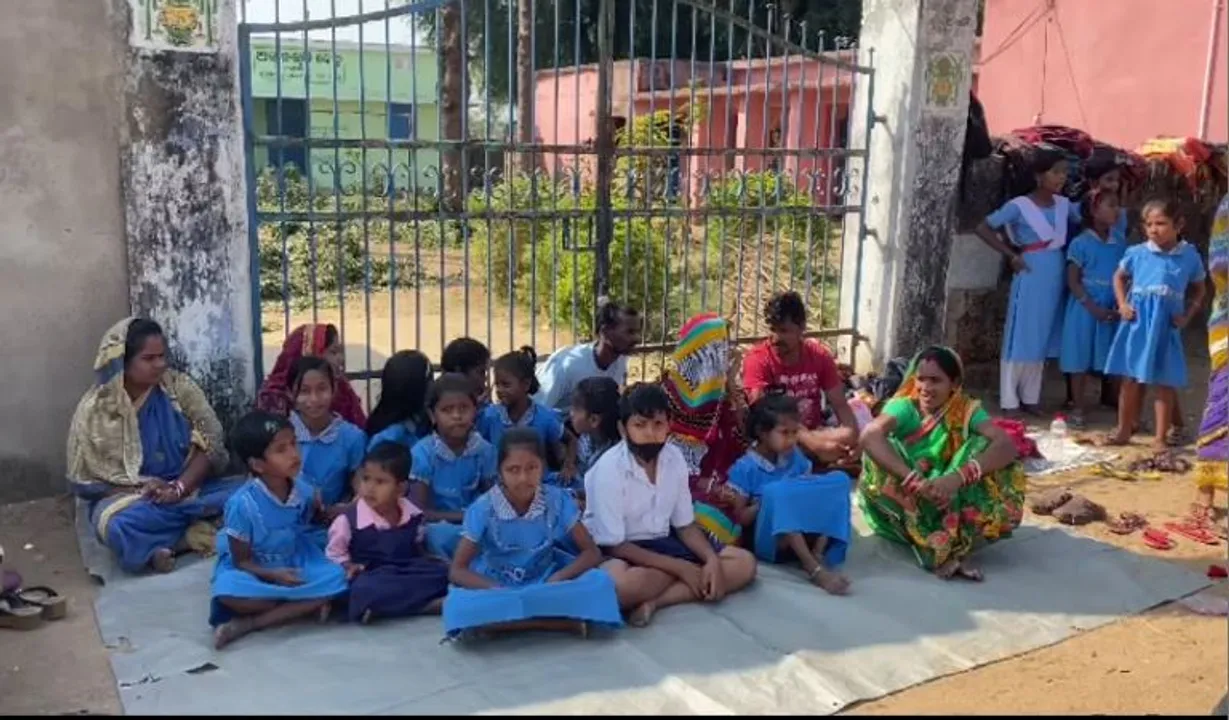  କାମାକ୍ଷାନଗରରେ ମୁଖ୍ୟ ଫାଟକରେ ତାଲା ପକାଇ ଆନ୍ଦୋଳନ କଲେ ଛାତ୍ରଛାତ୍ରୀ। ଶିକ୍ଷକ ନିଯୁକ୍ତି ଦାବିରେ ପ୍ରତିବାଦ।