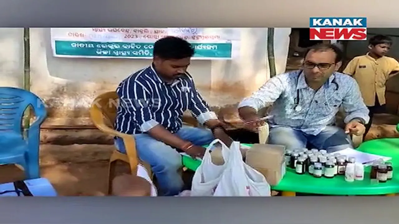  ସ୍ୱାଭିମାନ ଅଞ୍ଚଳର ଅପହଞ୍ଚ ଗାଁରେ ପହଞ୍ଚିଲା ସ୍ୱାସ୍ଥ୍ୟସେବା। ୮ କିମି ପାହାଡ, ଝରଣା ଅତିକ୍ରମ କଲେ ଡାକ୍ତରୀ ଦଳ।