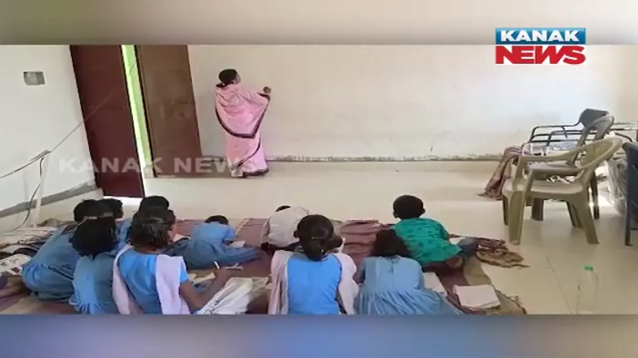  ଅବ୍ୟବସ୍ଥା ଘେରରେ କୋଇଡ଼ା ସାନ ପୁରୁଣା ପାଣି ଉଚ୍ଚ ପ୍ରାଥମିକ ବିଦ୍ୟାଳୟ। କାନ୍ଥରେ ପାଠପଢ଼ୁଛନ୍ତି ଛାତ୍ରଛାତ୍ରୀ। 