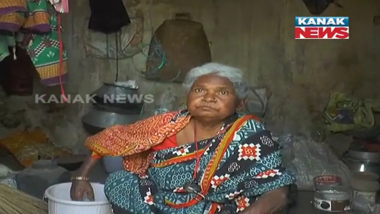  ଆବାସ ଯୋଜନାରେ ନାଁ ନଥିବାରୁ କ୍ଷୋଭ ପ୍ରକାଶ କଲେ ୮୦ ବର୍ଷିୟା ବୃଦ୍ଧା। ସମାଧିକୁ ସରକାର ଘର ଦେବେ କି ବୋଲି କଲେ ପ୍ରଶ୍ନ।