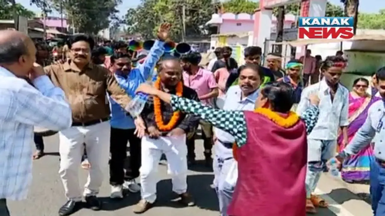  ରାଜରାସ୍ତାରେ ଅମଲା ସଂଘ। ନାଚି ନାଚି ନିଜ ଦାବି ଉପସ୍ଥାପନ କଲେ ମାଲକାନଗିରି ଅମଲା ସଂଘ କର୍ମକର୍ତ୍ତା।