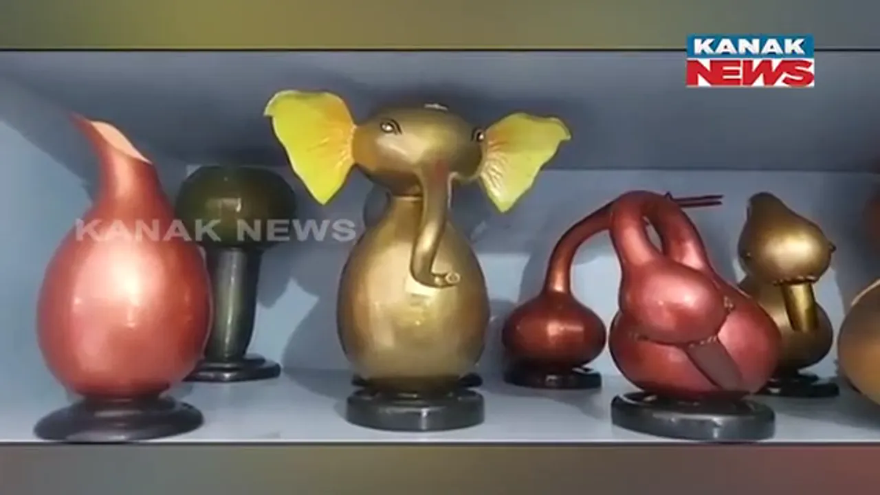  ଲାଉ ତୁମ୍ବାରୁ ତିଆରି ହେଉଛି ସୁନ୍ଦର ସୁନ୍ଦର କଳାକୃତି। ଘରସଜା ସାମଗ୍ରୀ ପ୍ରସ୍ତୁତ କରୁଛନ୍ତି ରାୟଗଡ଼ାର ଆଦିବାସୀ ଯୁବକଯୁବତୀ।