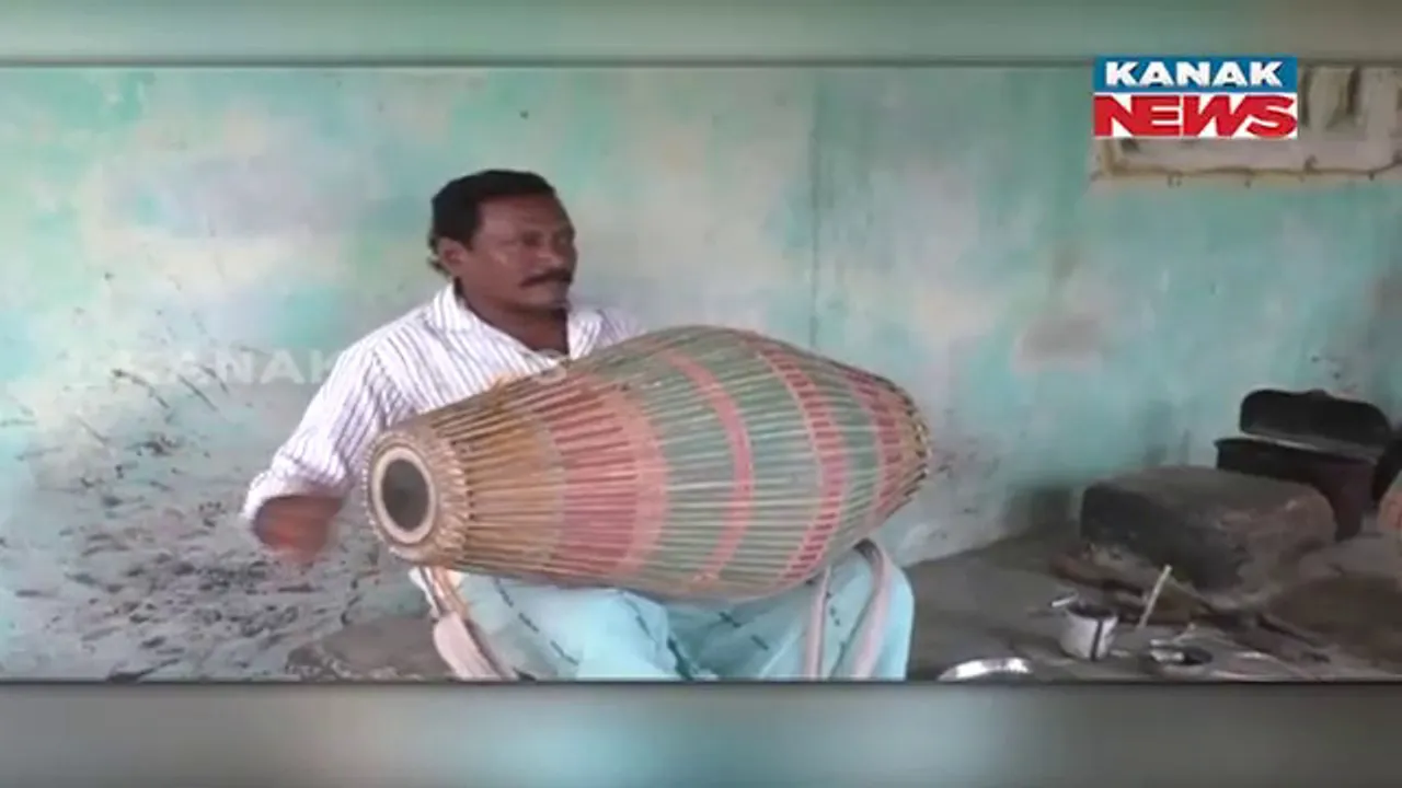  ସୁବର୍ଣ୍ଣପୁର ଦେଉଳପଦର ଗାଁର ୧୨ପରିବାର ତିଆରି କରୁଛନ୍ତି ପାରମ୍ପରିକ ବାଦ୍ୟଯନ୍ତ୍ର। କୌଳିକ ବୃତି ବଞ୍ଚାଇ ରଖିବାକୁ କାରିଗରଙ୍କ ପ୍ରୟାସ।