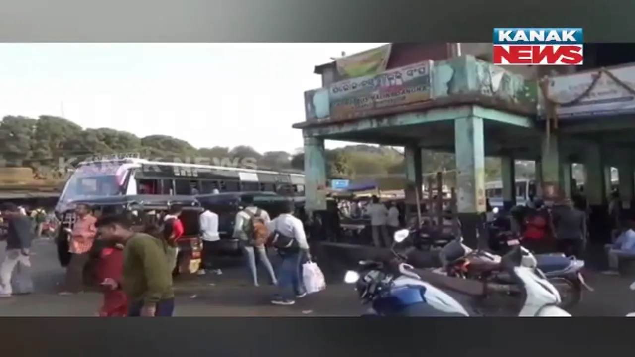  କୋରାପୁଟ ବସଷ୍ଟାଣ୍ଡ ପ୍ରତି ବିପଦ ଆଶଙ୍କା। ଅବ୍ୟବହୃତ ଅବସ୍ଥାରେ ପଡିରହିଛି ଦୁଇ ମହଲା ବିଶିଷ୍ଟ କୋଠା।