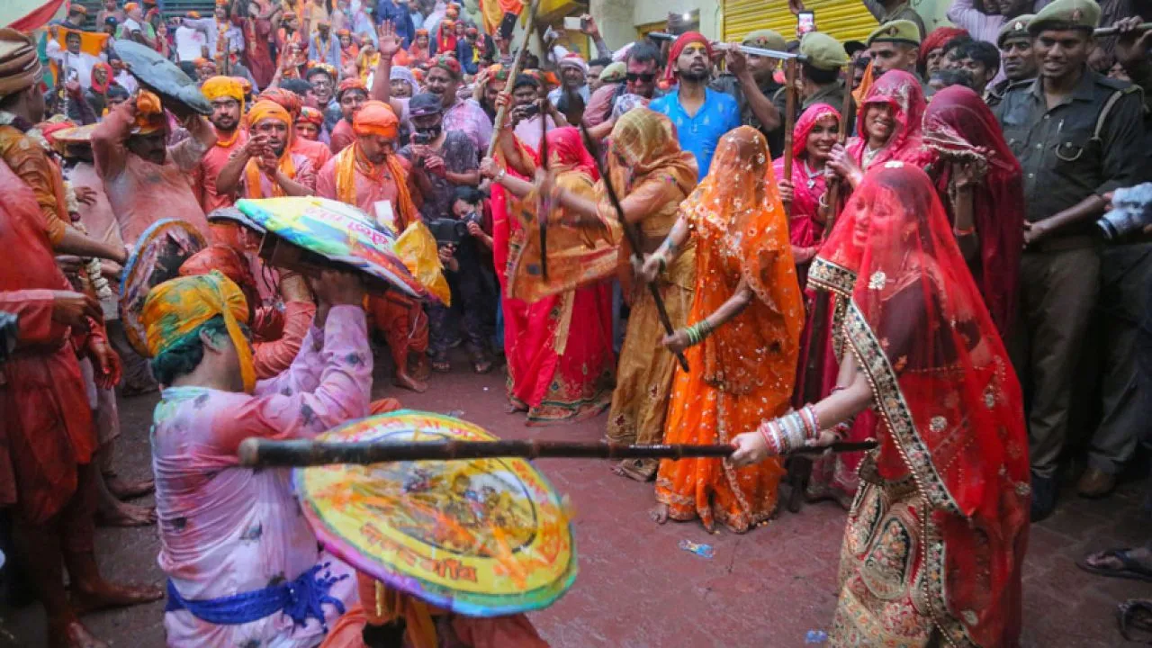  ବିଭିନ୍ନ ସ୍ଥାନରେ ଫଗୁ ରଙ୍ଗରେ ଝୁମିଲେ ଦେଶବାସୀ, ବୃନ୍ଦାବନରେ ଫୁଲ ଓ ରଙ୍ଗରେ ଭିଜିଲେ ଶତାଧିକ ଶ୍ରଦ୍ଧାଳୁ