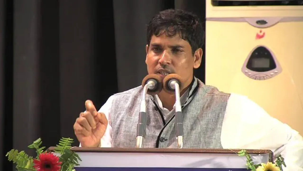  ଗୋଟେ ଆଙ୍ଗୁଳି ଅନ୍ୟ ଆଡକୁ କଲେ, ୪ଟି ଆଙ୍ଗୁଳି ନିଜ ଆଡକୁ ଆସେ । ପିଏମଓରେ କେତେ ଜଣ ଅବସରପ୍ରାପ୍ତ ଅଫିସର ଅଛନ୍ତି ବୋଲି ପ୍ରଶ୍ନ କଲେ ଶାସକ ଦଳର ବିଧାୟକ ଅରୁଣ ସାହୁ ।