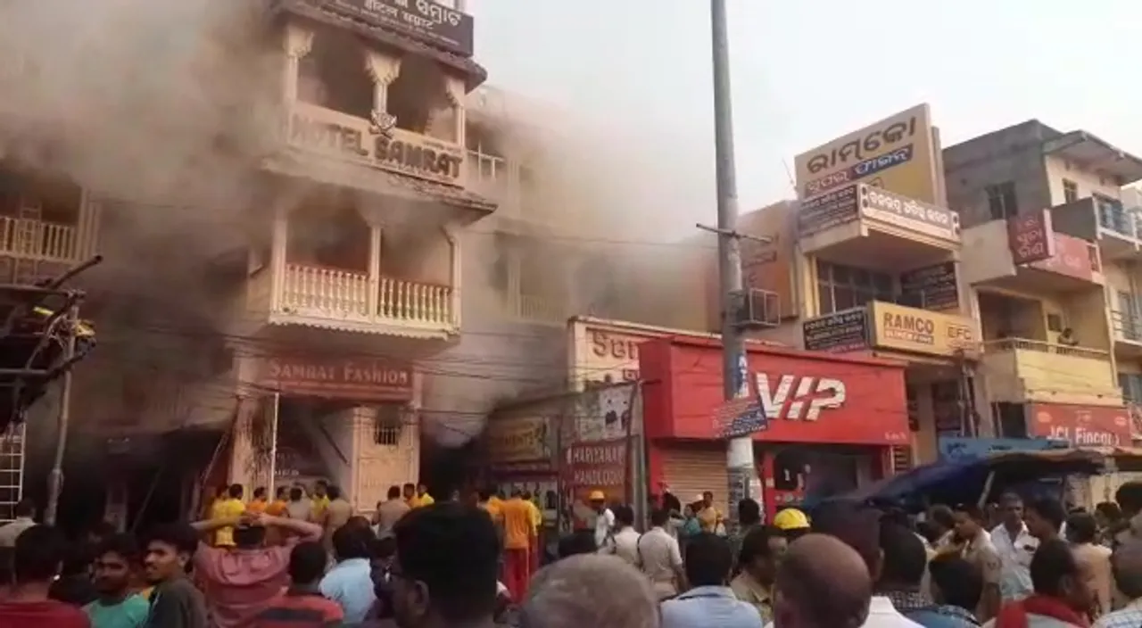  ଲିଭୁନି ପୁରୀ ଲକ୍ଷ୍ମୀ ମାର୍କେଟ ନିଆଁ । ଅଗ୍ନିଶମ ଡିଜି କହିଲେ, ନିଆଁ ଲିଭାଇବା ବଡ଼ ଚ୍ୟାଲେଞ୍ଜ