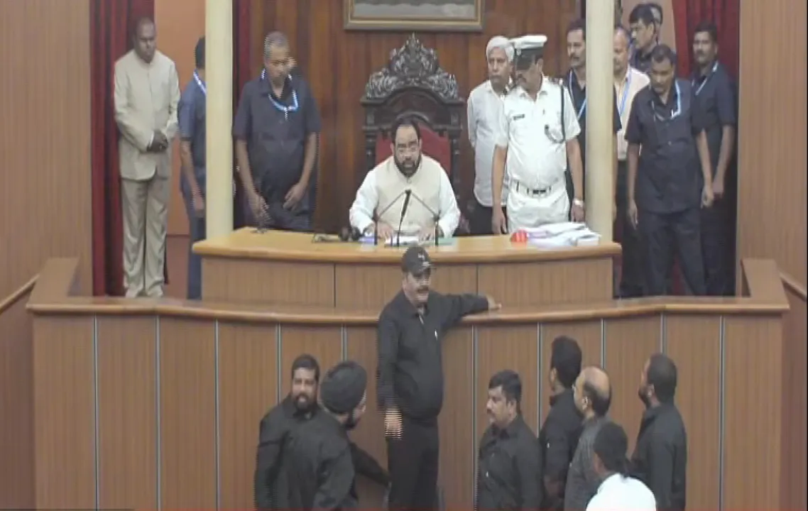  ରାହୁଲଙ୍କ ସଦସ୍ୟତା ରଦ୍ଦକୁ ନେଇ କଂଗ୍ରେସର ପ୍ରତିବାଦ । କଳା ପୋଷାକ ପିନ୍ଧି ବିଧାୟକ ଆସିଲେ ବିଧାନସଭା, ହୋ-ହଲ୍ଲା କରିବାରୁ ଗୃହ ୪ଟା ଯାଏଁ ମୁଲତବି ।