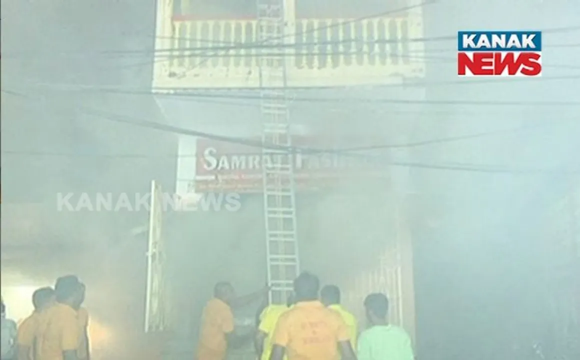  ପୁରୀ ସମ୍ରାଟ ମାର୍କେଟ କମ୍ପଲେକ୍ସରେ ଅଗ୍ନିକାଣ୍ଡ। ନିଆଁ ଲିଭାରେ ୬ଟି ଦମକଳ ଗାଡି ନିୟୋଜିତ।