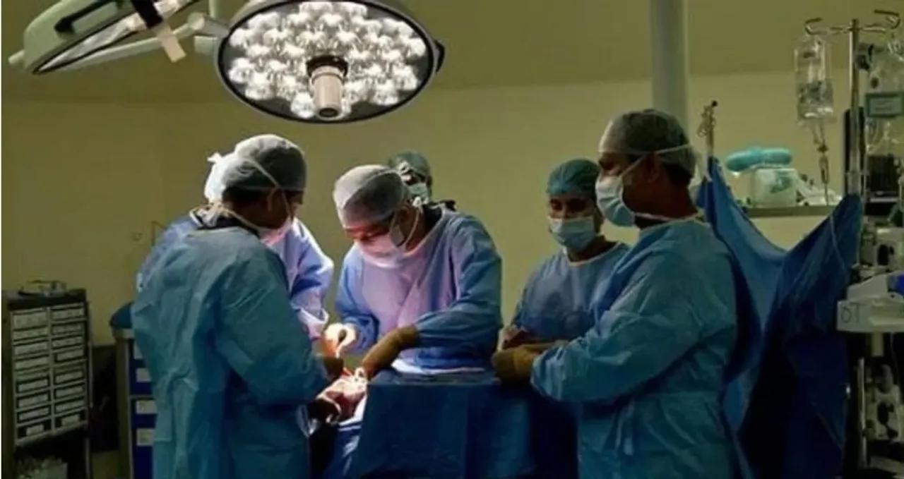  ଡାକ୍ତର ମହିଳାଙ୍କ ଦେହରେ ଛାଡିଦେଲେ ଛୁଞ୍ଚି, ୩ ଘଣ୍ଟାର ଅପରେସନ ପରେ ଫେଲ। ୧୨ ଲକ୍ଷ ଜରିମାନା ଲଗାଇଲେ କୋର୍ଟ ...