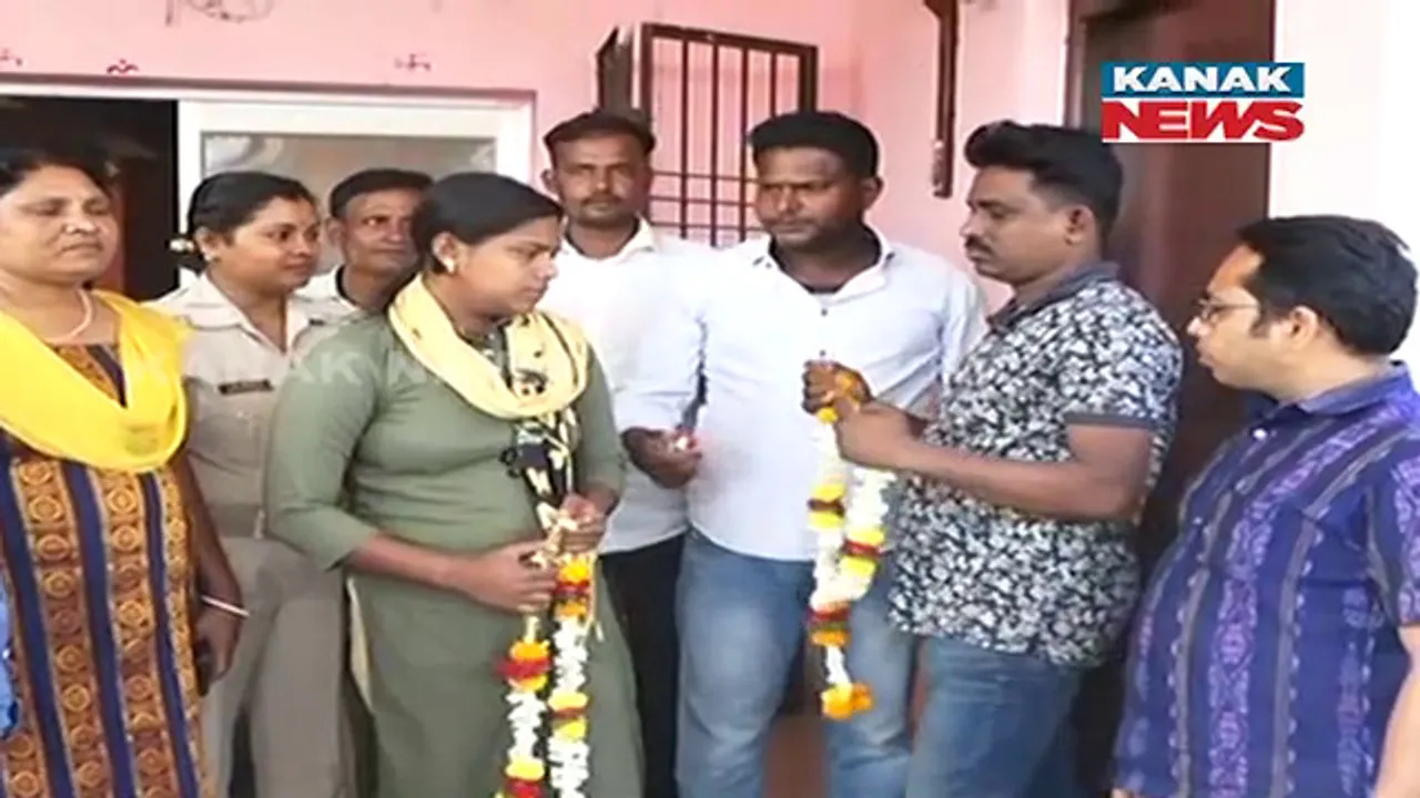  କେନ୍ଦ୍ରାପଡ଼ା ସଦର ଥାନାରେ ହାତକୁ ଦିହାତ ହେଲେ ପ୍ରେମୀଯୁଗଳ। ଥାନା ଅଧିକାରୀଙ୍କ ଉପସ୍ଥିତିରେ ସାତ ଜନ୍ମର ସାଥୀ ପ୍ରେମୀଯୁଗଳ।